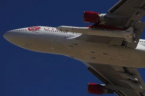 SATU KEJAYAAN: Syarikat yang berpangkalan di The Long Beach, California itu melancarkan roket LauncherOne dari pertengahan udara dari pesawat Boeing 747 yang diubahsuai dan dinamakan sebagai 'Cosmic Girl' kira-kira 35,000 kaki di Lautan Pasifik pada 11.39 pagi waktu setempat selepas enjin NewtonThree meluncur dengan sendiri untuk keluar dari ruang angkasa bumi menuju ke angkasa raya. - Foto AFP