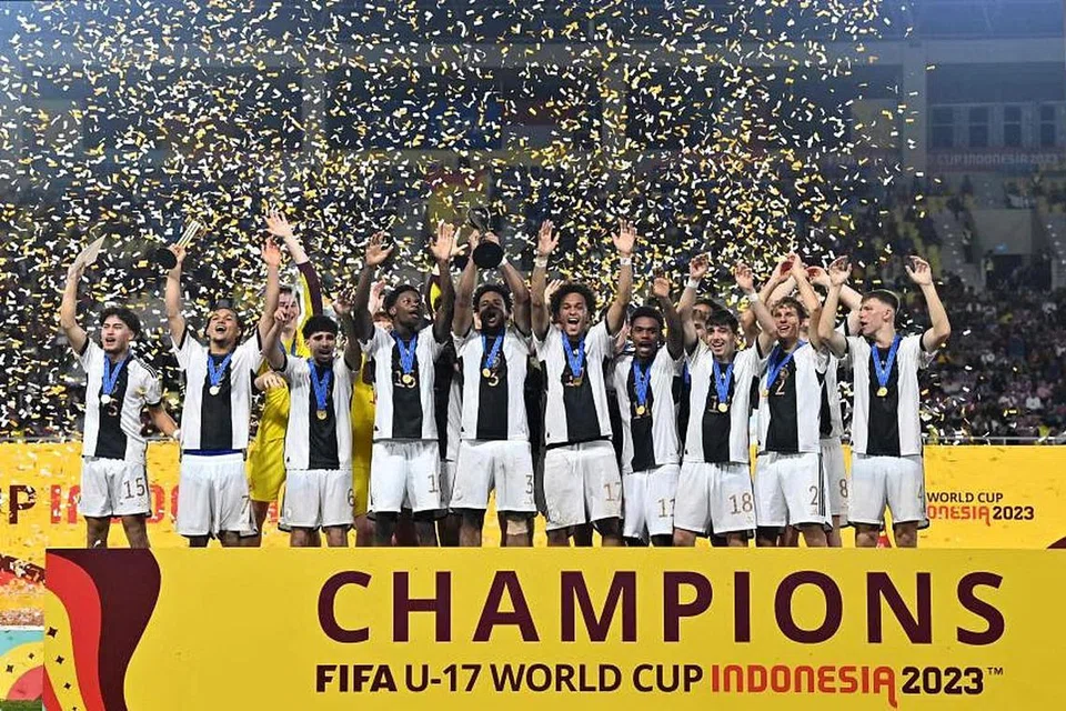 PIALA DUNIA PERINGKAT REMAJA: Pemain remaja yang mewakili Jerman meraikan kemenangan Piala Dunia Fifa bagi remaja bawah umur 17 tahun (U-17) di Solo, Jawa Tengah, pada 2 Disember lalu.