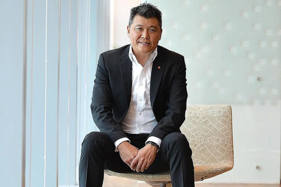 TINGKAT PENGGUNAAN PAYLAH: Ketua Pembayaran dan Wadah DBS, Encik Anthony Seow (atas) berkata DBS Bank merancang untuk meningkatkan pangkalan pengguna dompet elektronik (e-dompet), PayLah, sebanyak lebih seganda, daripada 1.6 juta kepada 3.5 juta menjelang 2023. - Foto BH oleh KELLY HUI, fail