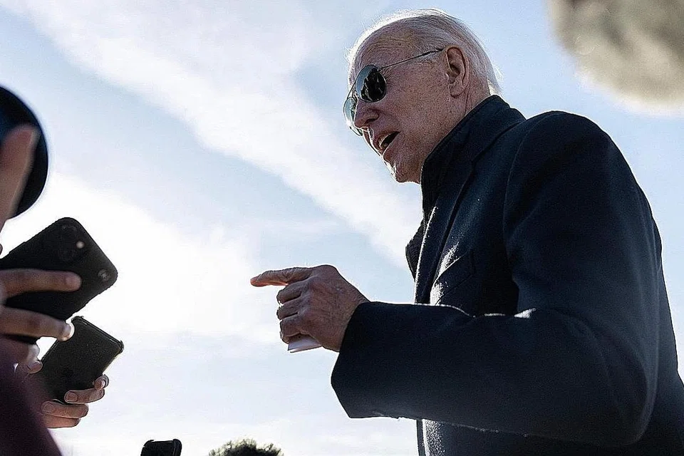 DITEMBAK JATUH: Sebuah jet pejuang membuat terbang lalu selepas menembak jatuh sebuah belon intip China dekat perairan Pantai Surfside, Carolina Selatan, kelmarin. Tindakan itu mendapat pujian Presiden Biden (atas). - Foto-foto REUTERS. AFP