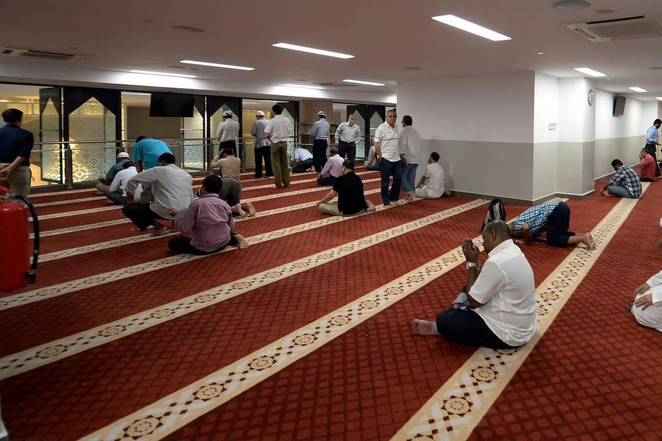 RUANG SOLAT ARAS KEDUA: Beginilah rupa ruang solat wanita yang turut diperluas setelah diperolehi daripada 12 petak meletak kereta dari Cairnhill Place di Bideford Road. Untuk solat Jumaat, ruang solat wanita ini digunakan untuk jemaah lelaki.