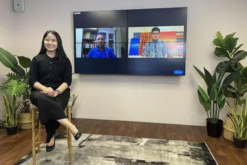 BINCANG PRU MALAYSIA: Dihoskan oleh Cik Ervina (kiri), Dr Oh (paling kanan) dan Encik Basir membincangkan isu-isu berkaitan pascapilihan raya Malaysia. - Foto BH oleh MULYATI MOHD JALIL