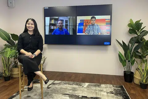 BINCANG PRU MALAYSIA: Dihoskan oleh Cik Ervina (kiri), Dr Oh (paling kanan) dan Encik Basir membincangkan isu-isu berkaitan pascapilihan raya Malaysia. - Foto BH oleh MULYATI MOHD JALIL