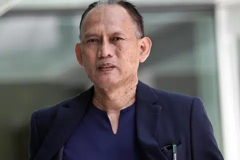 Bekas pengarah kanan Majlis Ugama Islam Singapura (MUIS), Razak Mohamed Lazim, telah dijatuhkan hukuman penjara 7 minggu.