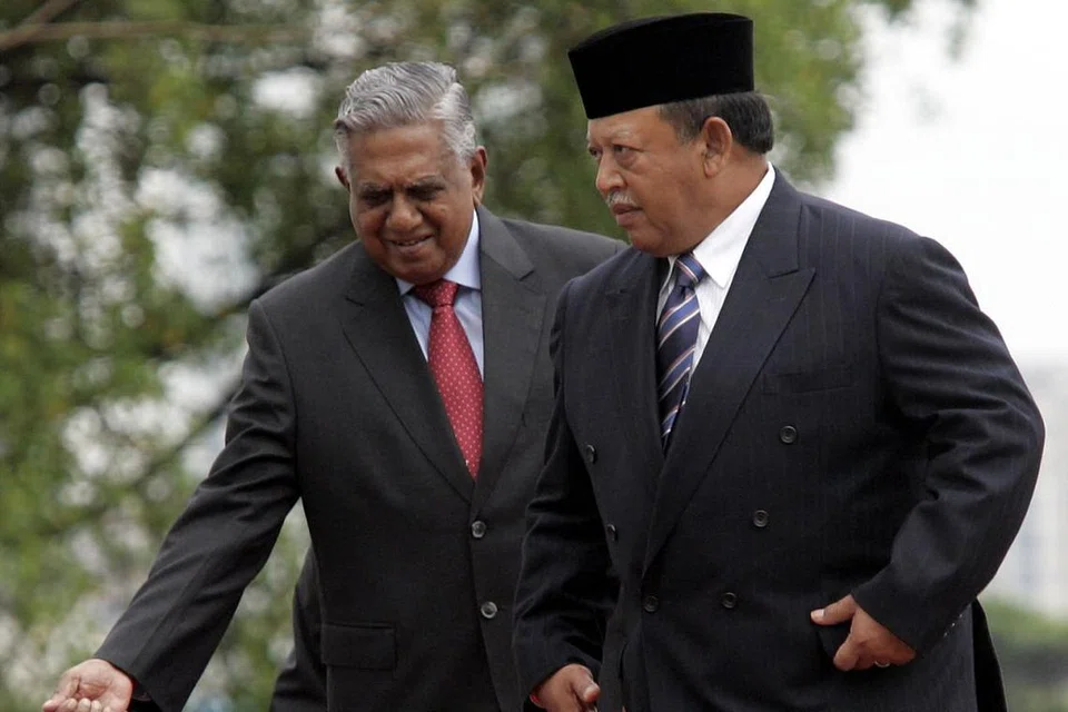 SAMBUT SULTAN: Encik Nathan menyambut Yang di-Pertuan Agong Malaysia, Sultan Syed Sirajuddin Syed Putra Jamalullail, di Istana semasa lawatannya ke Singapura pada 2006.