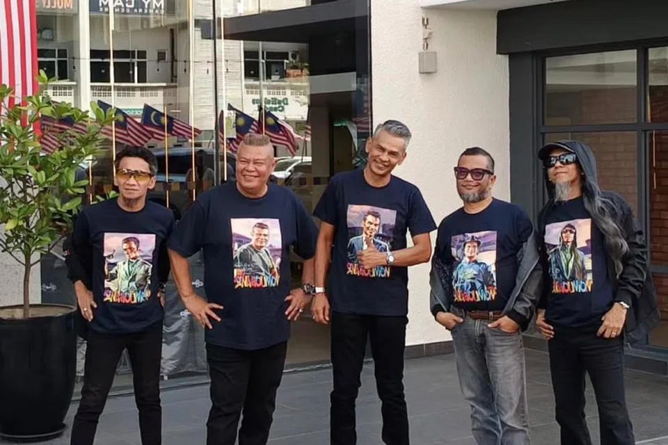 Pelawak Malaysia, Yassin Yahya (kiri) bersama anggota kumpulan Senario (dari kanan) Saiful Apek, Ilya Buang, Lan Pet Pet dan Azlee Jaafar.