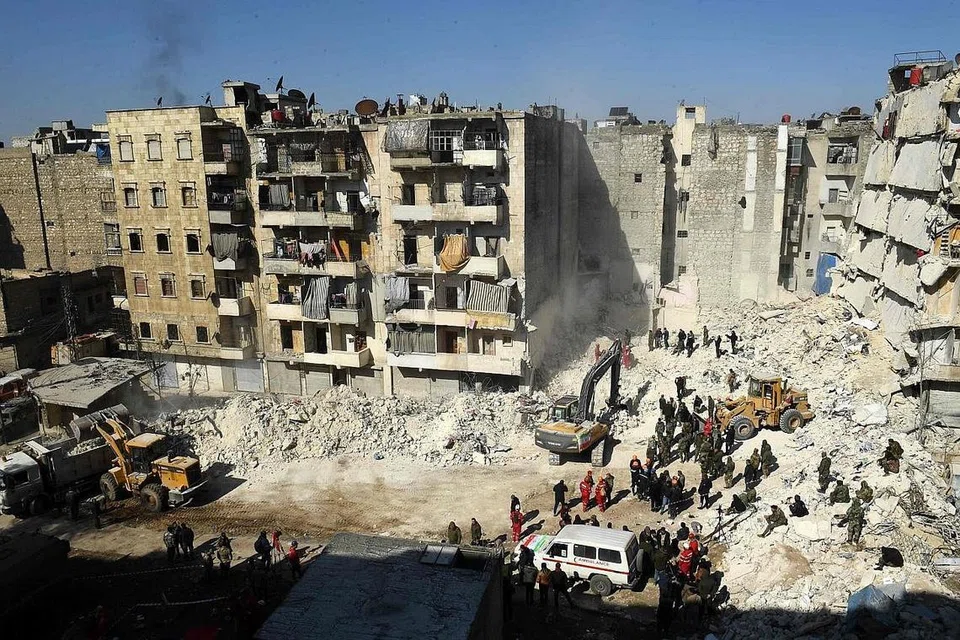 MISI MENYELAMAT: Jentolak digunakan untuk mengalihkan serpihan bangunan yang runtuh bandar utara Aleppo di Syria selepas gempa bumi berukuran 7.8 magnitud melanda bahagian tenggara Turkey. - Foto-foto AFP