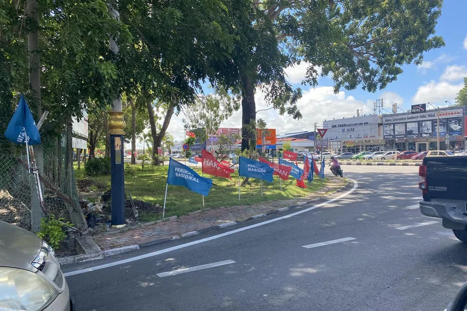 MAKIN RANCAK: Perang bendera melengkapkan suasana penuh warna-warni ketika tempoh berkempen bagi musim Pilihan Raya Negeri ke-15 (PRN15) di Kedah.