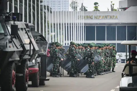 Askar Tentera Darat Indonesia berkumpul di kompleks parlimen di Jakarta pada 1 September 2025. Pihak berkuasa Indonesia memperketat kawalan keselamatan pada tarikh itu selepas enam orang terbunuh dalam kekacauan akibat kesempitan ekonomi yang mencetuskan kemarahan ganas terhadap pasukan polis negara itu