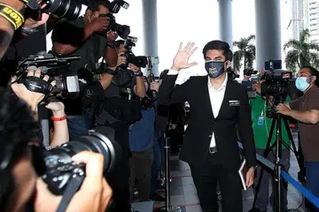 TIBA DI MAHKAMAH: Bekas menteri belia dan sukan, Syed Saddiq Syed Abdul Rahman, tiba di Kompleks Mahkamah Jalan Duta semalam bagi menghadapi dua tuduhan pecah amanah dan penyelewengan wang terhadapnya. - Foto THE STAR