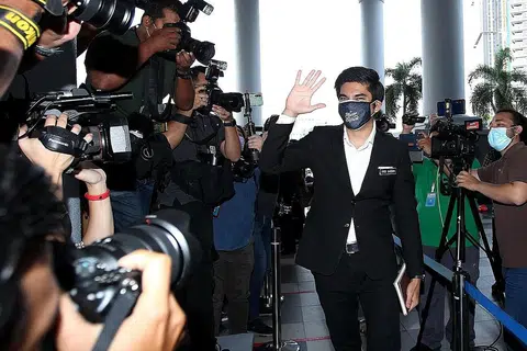 TIBA DI MAHKAMAH: Bekas menteri belia dan sukan, Syed Saddiq Syed Abdul Rahman, tiba di Kompleks Mahkamah Jalan Duta semalam bagi menghadapi dua tuduhan pecah amanah dan penyelewengan wang terhadapnya. - Foto THE STAR