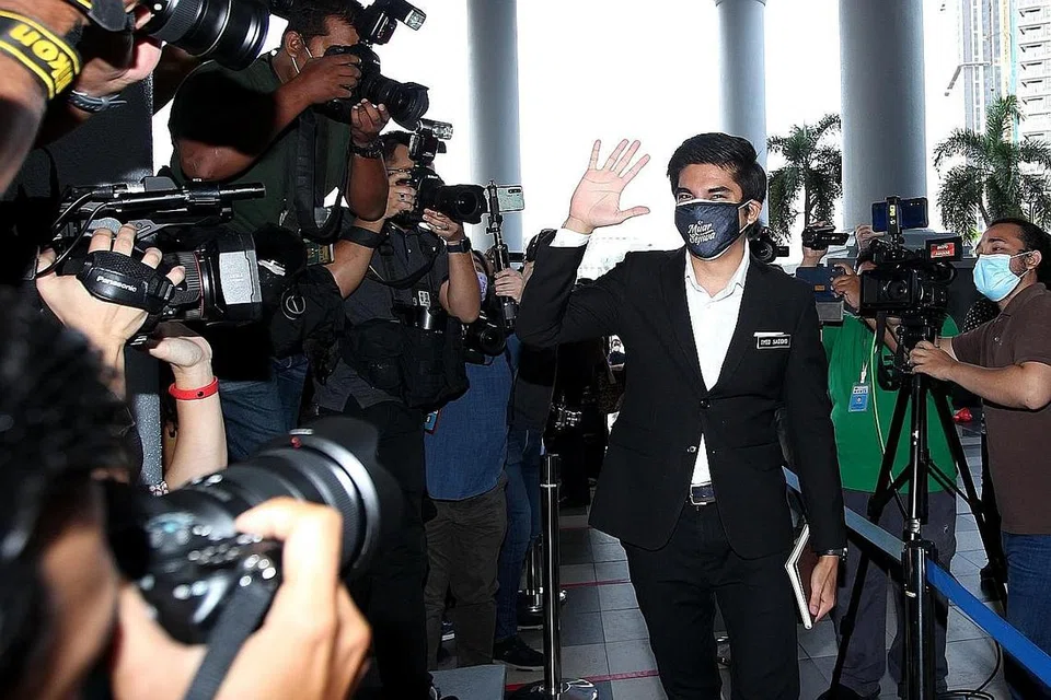 TIBA DI MAHKAMAH: Bekas menteri belia dan sukan, Syed Saddiq Syed Abdul Rahman, tiba di Kompleks Mahkamah Jalan Duta semalam bagi menghadapi dua tuduhan pecah amanah dan penyelewengan wang terhadapnya. - Foto THE STAR