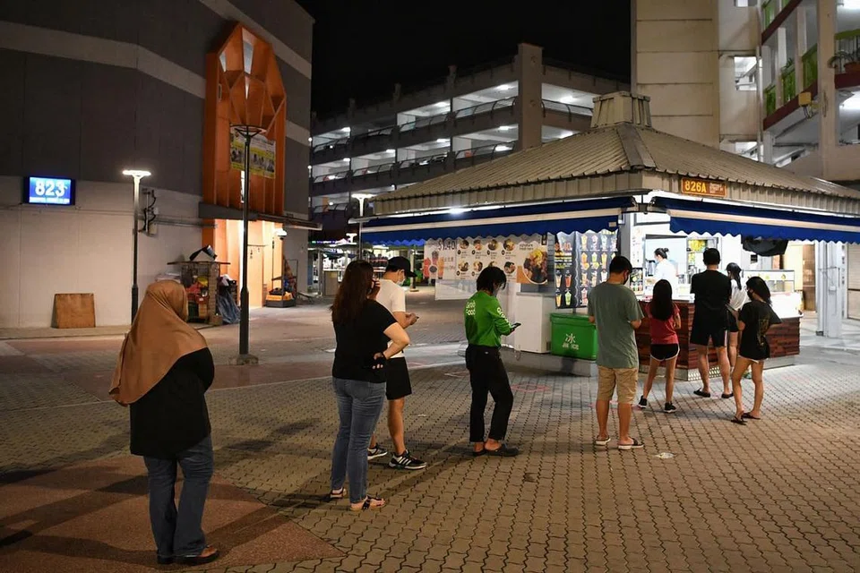 BELI BUBBLE TEA: Orang ramai dilihat beratur panjang sekitar 9.30 malam kelmarin untuk mendapatkan minuman bubble tea 'terakhir' mereka di kedai Sweet Talk di Tampines Street 81 sebelum kedai itu ditutup. Mulai malam kelmarin, kedai kendiri (kecuali di pusat penjaja, pusat makanan dan kedai kopi) yang hanya menjual minuman, snek dibungkus, kuih atau pencuci mulut, dikehendaki menutup kedai mereka. Ini menjejas kedai F&B seperti minuman bubble tea dan kedai yang menjual kek dan aiskrim seperti Bengawan Solo. Kemudahan perkilangan yang membuat produk coklat, keropok, kerepek, aiskrim, gula-gula dan kek juga tidak boleh beroperasi. Kedai menjual makanan dan bekalan untuk haiwan peliharaan juga ditutup, namun mereka boleh menjual dalam talian. - Foto BH oleh ARIFFIN JAMAR