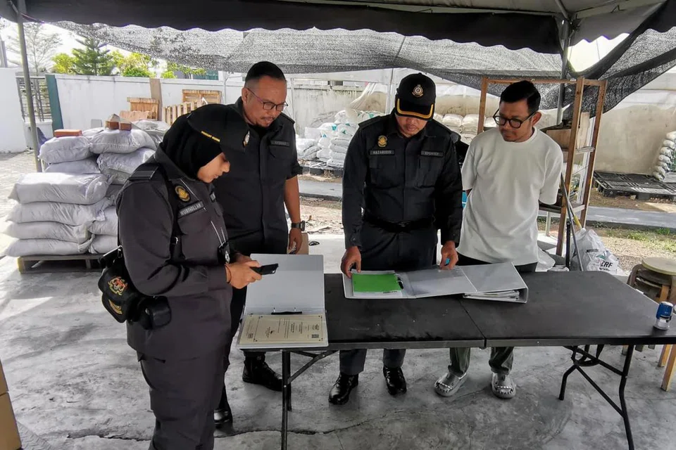 Pegawai Kementerian Perdagangan Dalam Negeri dan Kos Sara Hidup (KPDN) Melaka menjalankan siasatan di perumahan yang terletak di Ayer Keroh, Melaka.