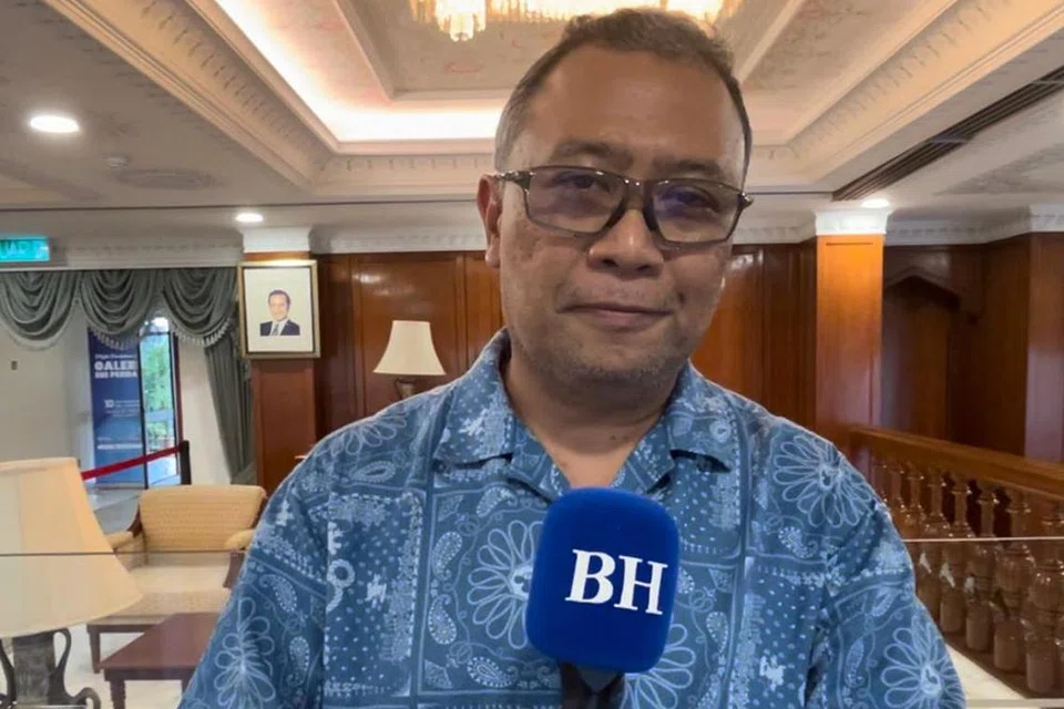 Pengunjung Galeria Sri Perdana, Kuala Lumpur, Encik Azmel Reza Abu Mansor, 40-an tahun.