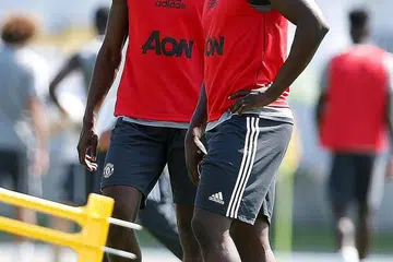 KAWAN BAIK KINI RAKAN SEPASUKAN: Romelu Lukaku (kanan) menyertai rakannya, Paul Pogba, dalam latihan pasukan United, yang kini berada di Los Angeles bagi latihan pramusim. - Foto REUTERS
