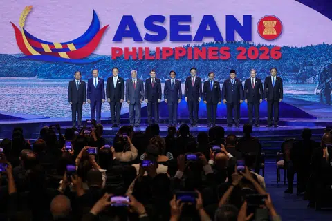Perdana Menteri, Encik Lawrence Wong (lima dari kanan), bersama pemimpin-pemimpin negara Asean.