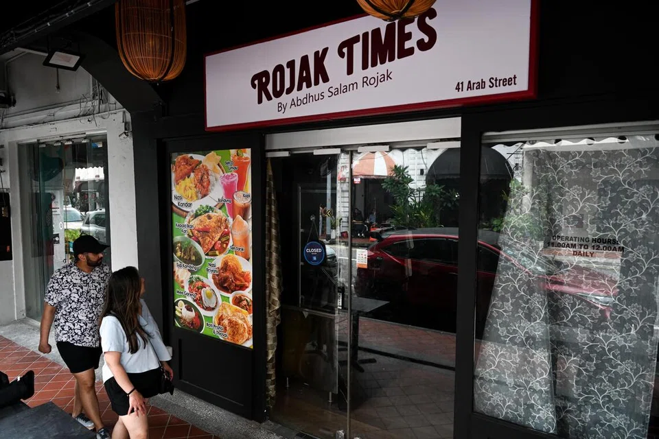 Kedai ini sebelum ini dimiliki oleh Mamak’s by Nasi Kandar, yang menutup operasinya pada 10 Ogos lalu. Kini, ia telah diambil alih oleh Rojak Times by Abdhus Salam Rojak.