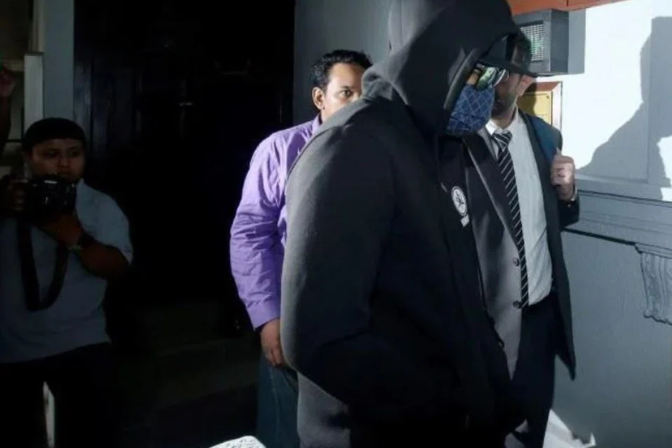 Lans Koperal Mohd Alifah Mohd Sapie, 35 tahun (depan), mengaku tidak bersalah di Mahkamah Majistret Kuala Lumpur, pada 22 November, atas tuduhan mencuri barang kemas wanita wanita yang meninggal dunia.