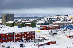 (FOTO FAIL) Pemandangan umum kawasan tengah Nuuk, Greenland, pada 6 Mac 2025. Sebarang serangan Amerika Syarikat terhadap sekutu NATO akan menandakan berakhirnya “segala-galanya”, amaran Perdana Menteri Denmark, Mette Frederiksen, pada 5 Januari 2026, selepas Presiden Amerika Syarikat, Donald Trump, sekali lagi menyuarakan hasrat untuk mengambil alih Greenland.