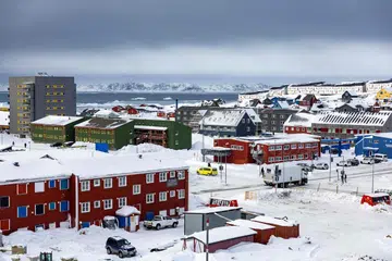(FOTO FAIL) Pemandangan umum kawasan tengah Nuuk, Greenland, pada 6 Mac 2025. Sebarang serangan Amerika Syarikat terhadap sekutu NATO akan menandakan berakhirnya “segala-galanya”, amaran Perdana Menteri Denmark, Mette Frederiksen, pada 5 Januari 2026, selepas Presiden Amerika Syarikat, Donald Trump, sekali lagi menyuarakan hasrat untuk mengambil alih Greenland.