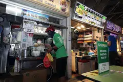 INGIN MEMBANTU PENJAJA: Satu kumpulan kerja yang ditubuhkan pemerintah sedang mencari cara membantu penjaja memanfaatkan wadah penghantaran. - Foto fail