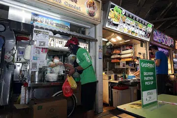 INGIN MEMBANTU PENJAJA: Satu kumpulan kerja yang ditubuhkan pemerintah sedang mencari cara membantu penjaja memanfaatkan wadah penghantaran. - Foto fail