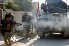 Askar Iraq bertempur dengan militan ISIS di daerah Mithaq di timur bandar Mosul pada Khamis (5 Jan 2017). 