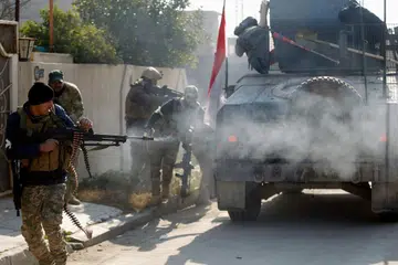 Askar Iraq bertempur dengan militan ISIS di daerah Mithaq di timur bandar Mosul pada Khamis (5 Jan 2017). 
