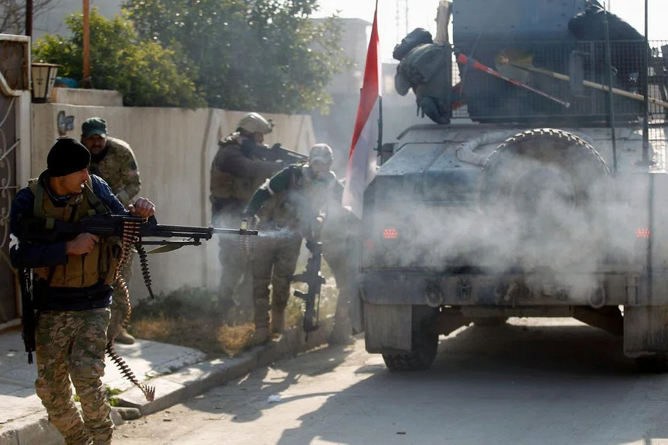 Askar Iraq bertempur dengan militan ISIS di daerah Mithaq di timur bandar Mosul pada Khamis (5 Jan 2017). 