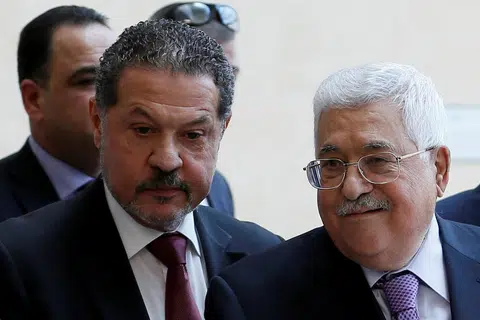Presiden Palestin, Mahmoud Abbas, diiringi anaknya, Yasser Abbas, meninggalkan sebuah hospital di Ramallah, Tebing Barat yang diduduki Israel, pada 28 Mei 2018.