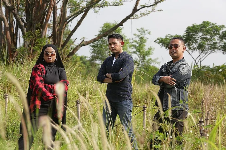 DOA DAN HARAPAN: 'Rapper' Singapura, Nadya Dean (kiri) mengubah doanya menjadi lirik lagu 'Demi RahmatMu' untuk dinyanyikan Danial Baharin (tengah) sebagai karya sempena Ramadan yang diharap memberi iktibar. Bersama mereka ialah pencipta melodi lagu ini, Nashriq Sani, yang juga suami Nadya. - Foto BH oleh TIMOTHY DAVID