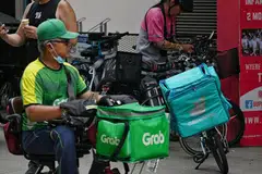 MASA SUKAR: Menunggu giliran yang lama untuk melakukan penghantaran makanan. Masa untuk mereka meraih pendapatan tinggi sudah mula pudar selepas dunia kian bebas daripada pandemik.