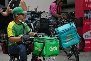 MASA SUKAR: Menunggu giliran yang lama untuk melakukan penghantaran makanan. Masa untuk mereka meraih pendapatan tinggi sudah mula pudar selepas dunia kian bebas daripada pandemik.