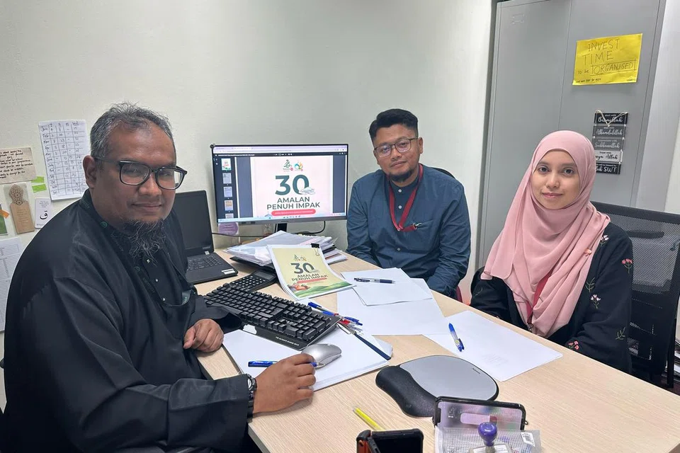 Pengerusi bagi SalamSG Ramadan 2025, Encik Fa’izal Abdul Rahim (kiri) bersama ahli Pasukan Projek SalamSG Ramadan iaitu Eksekutif Kanan, Perhubungan Masyarakat Masjid Al-Khair, Cik Farah Nabilah Roslee dan Penolong Pengurus Masjid Al-Khair, Encik Nur Azhar Azman.