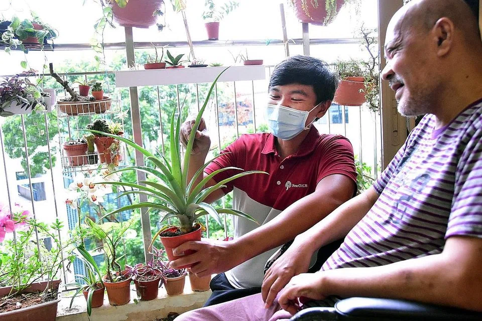 MENCEBURI BIDANG BARU: Ingin melangkah keluar dari zon selesanya, Encik Iylia (kiri) telah mengambil kesempatan ini untuk mengejar impiannya bekerja dalam industri penjagaan kesihatan di Hospital Ren Ci sebagai Penolong Penjagaan Penghuni (RCA). - Foto HOSPITAL REN CI