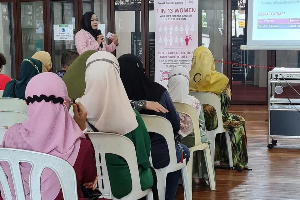 CERAMAH MENGENAI KESIHATAN BUAH DADA: Ceramah kesihatan dan kesejahteraan bagi wanita seperti informasi tentang barah buah dada, telah diadakan di Masjid Hasanah bulan lalu. - Foto MASJD HASANAH 