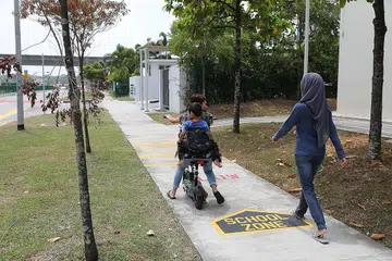TINGKAT KESELAMATAN: Pemerintah memperuntuk $50 juta untuk meningkatkan prasarana dalam beberapa tahun akan datang termasuk melebarkan laluan penjalan kaki, serta memasang tanda amaran dan jalur kawal kelajuan bagi penggunaan PMD. - Foto BH oleh ONG WEE JIN