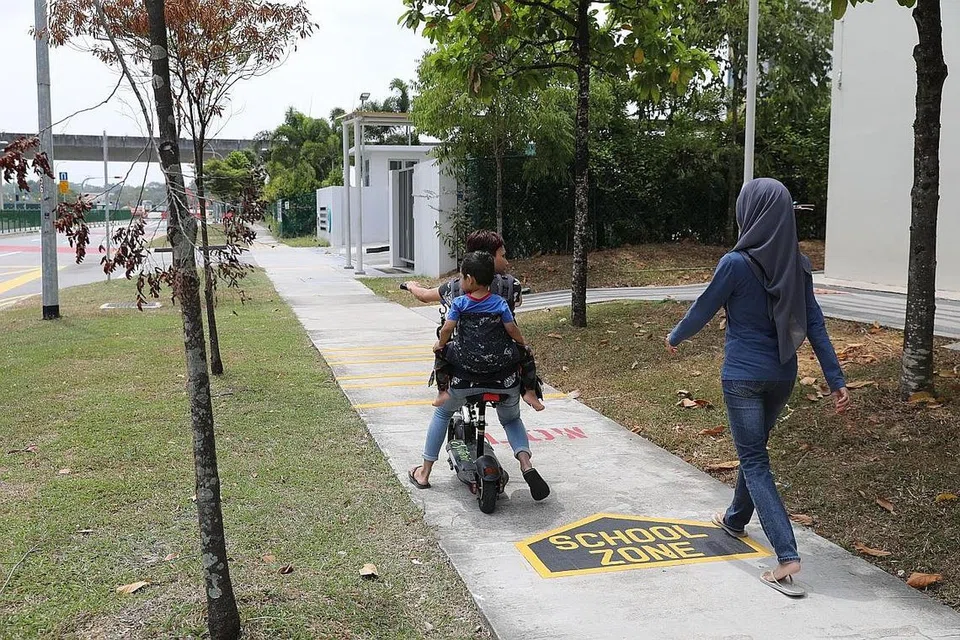 TINGKAT KESELAMATAN: Pemerintah memperuntuk $50 juta untuk meningkatkan prasarana dalam beberapa tahun akan datang termasuk melebarkan laluan penjalan kaki, serta memasang tanda amaran dan jalur kawal kelajuan bagi penggunaan PMD. - Foto BH oleh ONG WEE JIN