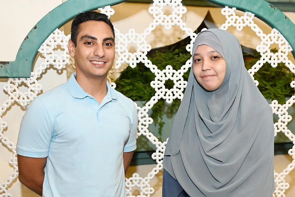 DEKATI MASYARAKAT: Encik Omer dan Cik Leila ialah antara pelajar universiti dan politeknik, yang menerima dermasiswa Al-Wehdah tahun lalu. - Foto BH oleh KHALID BABA