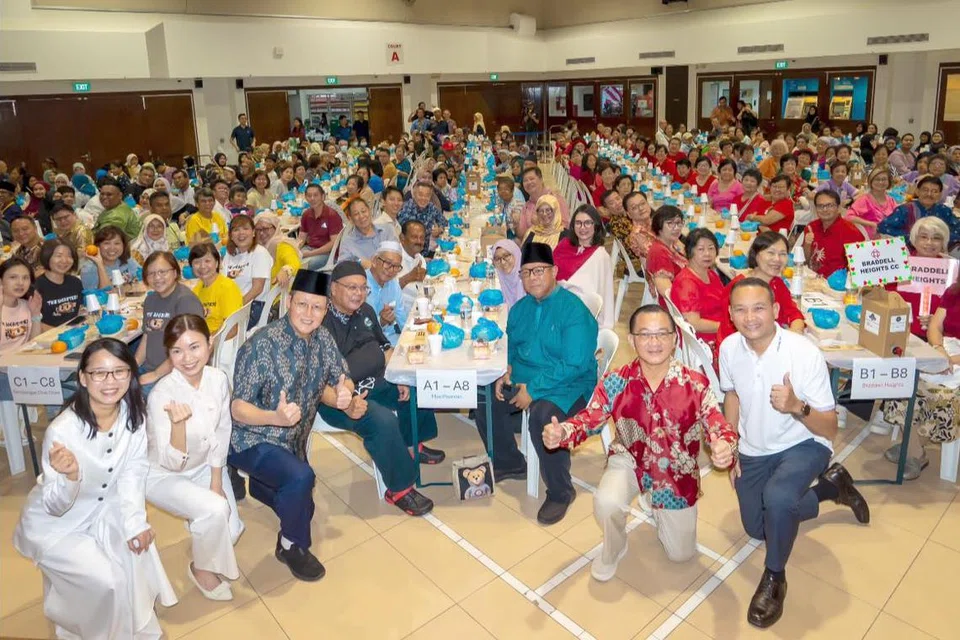 Selain bertemu penduduk, Anggota Parlimen (AP) GRC Marine Parade, Menteri Tenaga Manusia Dr Tan See Leng (baris depan, tiga dari kiri); Speaker Parlimen, Encik Seah Kian Peng (baris depan, dua dari kanan); dan Mayor Majlis Pembangunan Masyarakat (CDC) South East, Encik Mohd Fahmi Aliman (baris depan, kanan) meluangkan masa bersama penduduk kelompok Marine Parade dalam majlis buka puasa pada 17 Mac. Bersama mereka adalah penasihat kedua pertubuhan akar umbi Kembangan-Chai Chee, Dr Choo Pei Ling (baris depan, kiri); Anggota Parlimen (AP) MacPherson, Cik Tin Pei Ling (baris depan, dua dari kiri).