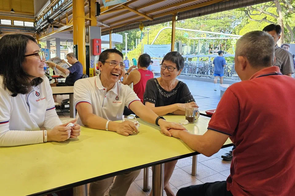 Menteri Kedua (Pendidikan merangkap Ehwal Luar), Dr Mohamad Maliki Osman (dua dari kiri) memperkenal mantan Presiden Persatuan Pemudi Islam Singapura (PPIS), Cik Hazlina Abdul Halim (kiri) sebagai calon Parti Tindakan Rakyat (PAP) yang akan mengambil alih tugasnya di kawasan undi Siglap di GRC East Coast.