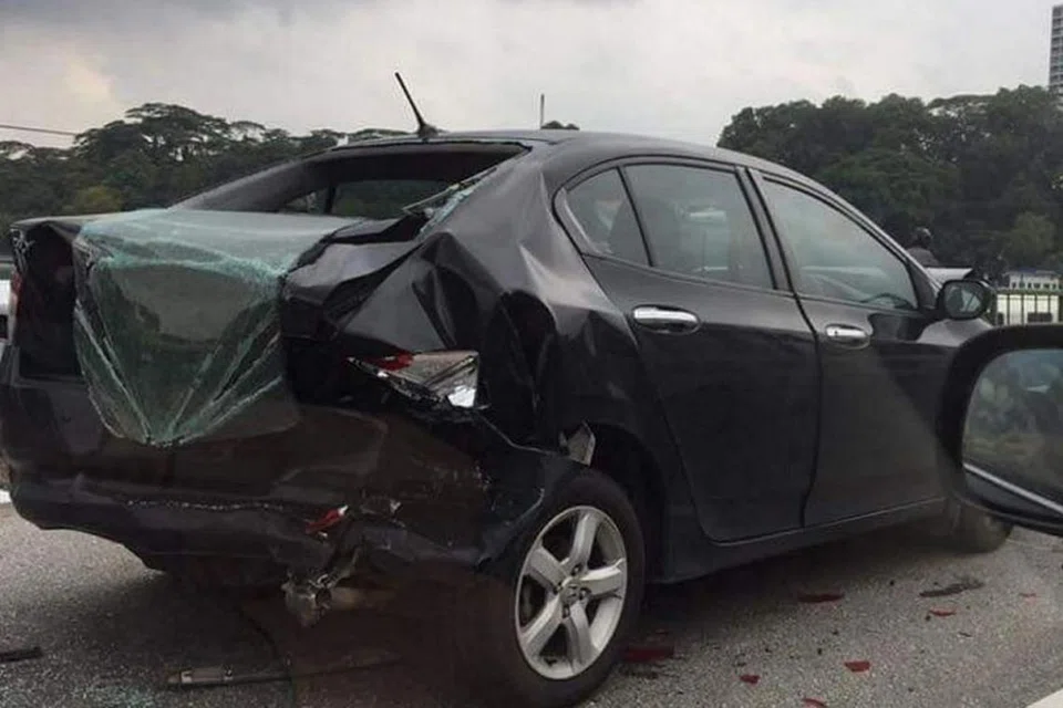 MUSNAH: Bahagian but salah satu kereta yang terlibat dalam kemalangan di Koswe semalam rosak teruk. Cermin belakang kereta ini pun bergantungan pada but. - Foto FACEBOOK TRAFFICS ACCIDENT