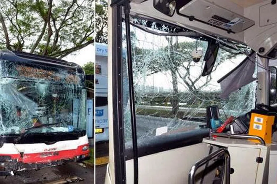 REMUK TERUK: Bahagian depan bas yang melanggar belakang sebuah lagi bas remuk dengan kaca bertaburan di jalanan. Kemalangan itu mengakibatkan kesesakan jalan raya sejauh 500 meter. - Foto TNP