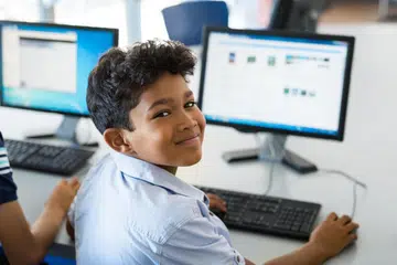 Dapat menggunakan komputer dan Internet cukup menggembirakan bagi sebahagian pelajar, seperti potret yang tersenyum gembira dapat  melayari Internet di perpustakaan sekolah.