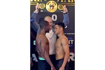 BERSEMUKA: Ridhwan (kanan) bersemuka dengan pencabarnya dari Namibia, Nataneal Sebastian, di upacara menimbang berat badan di Suntec semalam. Di tengah ialah Scott O'Farrell, pengasas Ringstar, penganjur acara tinju professional ini. - Foto RINGSTAR