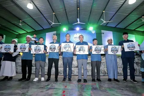 Pengerusi Perikatan Nasional (PN), Datuk Seri Dr Ahmad Samsuri Mokhtar (lima dari kanan) pada majlis pengumuman lima daripada enam calon PN untuk PRN Melaka, pada malam 29 Oktober di Bukit Katil, Melaka.