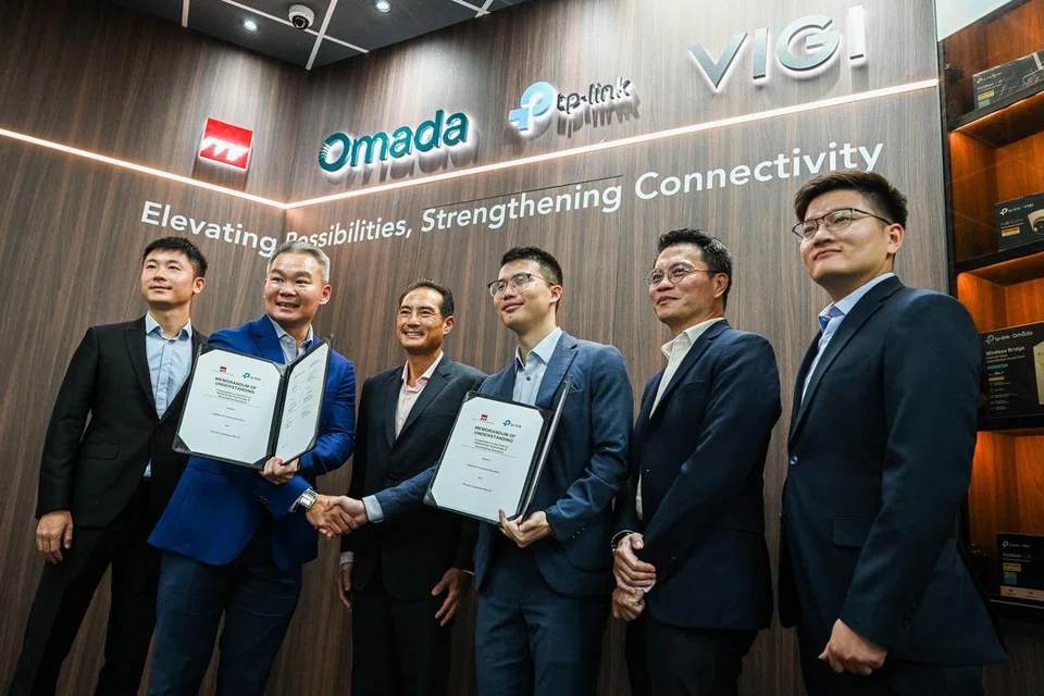 Majlis menandatangani Memorandum Persefahaman (MOU) antara Institut Pendidikan Teknikal (ITE) dan TP-Link Corporation dihadiri (dari kiri) Ketua SOHO dan VIGI di TP-Link, Encik Henry Xu; Pengetua ITE Kolej Timur, Encik Alvin Goh; Menteri Negara Kanan (Penerangan dan Pembangunan Digital merangkap Kesihatan), Encik Tan Kiat How; Pengarah Serantau TP-Link, Encik Hugo Cai; Pengarah Pusat Pengajian Elektronik dan Teknologi Maklumat di ITE Kolej Timur, Encik Peh Wee Leng dan Ketua Telco dan Perusahaan TP-Link, Encik Barry Chen. 