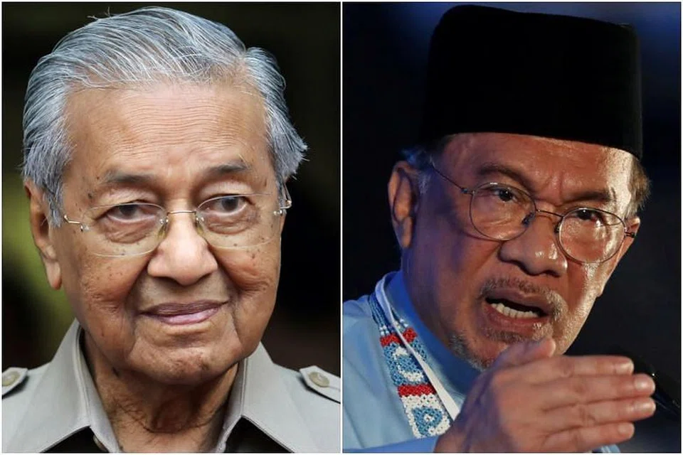 KEMBALI BERSAMA: Tun Dr Mahathir Mohamad dan Datuk Seri Anwar Ibrahim, hari ini menyatakan mereka telah mengenepikan perbezaan antara mereka untuk mengembalikan kuasa Pakatan Harapan (PH). 