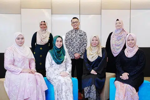 Lapan guru bahasa Melayu tersenarai sebagai finalis Anugerah Guru Arif Budiman (Agab) bagi dua kategori, Perangsang dan Teladan ialah (duduk dari kiri), Cik Syafiqah Md Anuar, Cik Diana Mohamed Mazlan, Cik Nasuha Rahmat, Cik Julaiha Haron, (berdiri dari kiri) Cik Aidah Hosni, Encik Azhar Abdul Rashid dan Cik Nur Maizurah Rosle. Tiada dalam gambar ialah Cik Nur Azirah Mohd Nor.